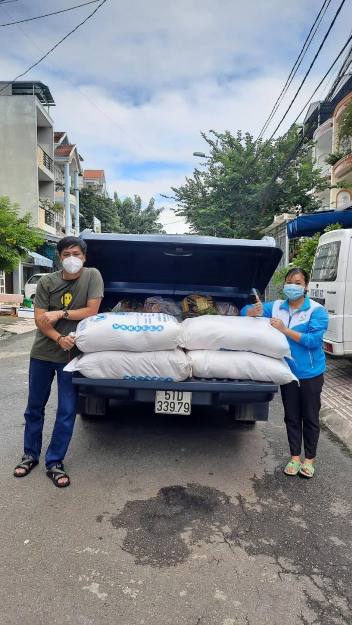 Trao quà đến người dân ở P.Phước Long A (ngày 18/09/2021)